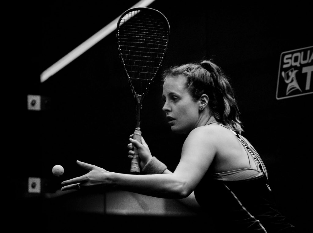 tessa ter sluis about to serve the ball during squash match