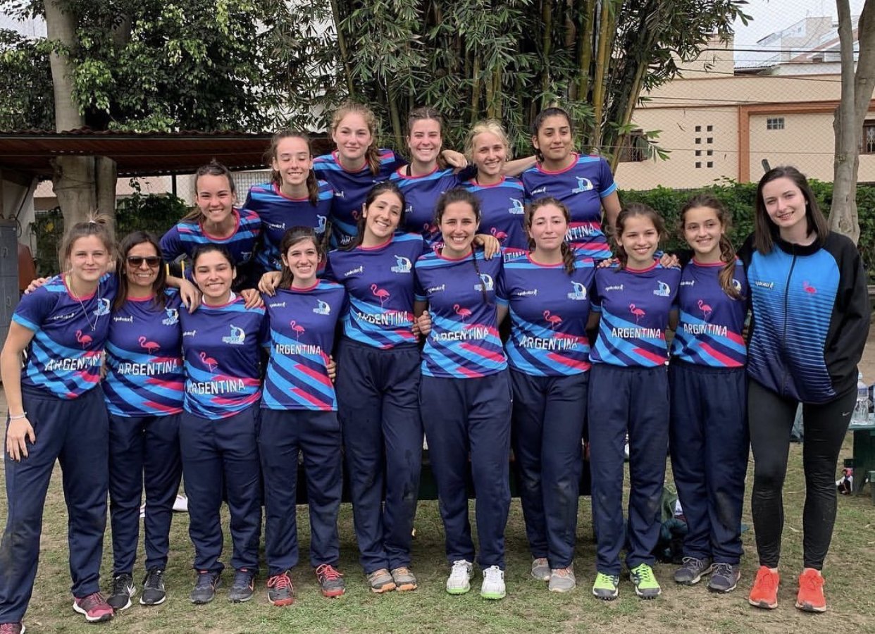 Veronica Vasquez picture with argentina women cricket team members