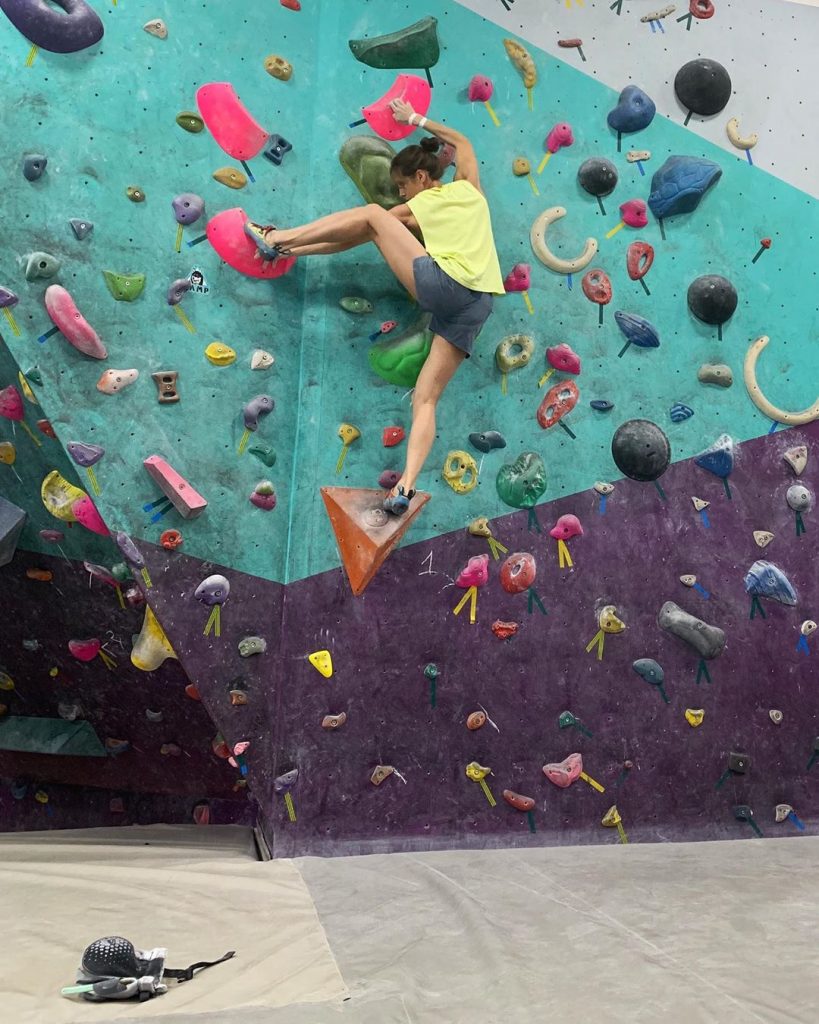 katya kipriianova climbing in bloudering gym