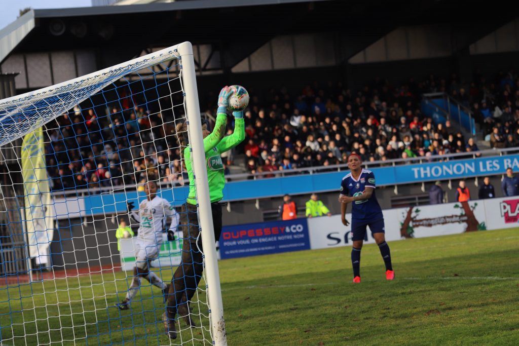 Tatiana Saunders passes the ball.