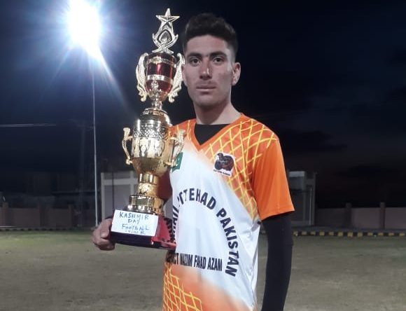 Furqan Ahmed holding winning trophy