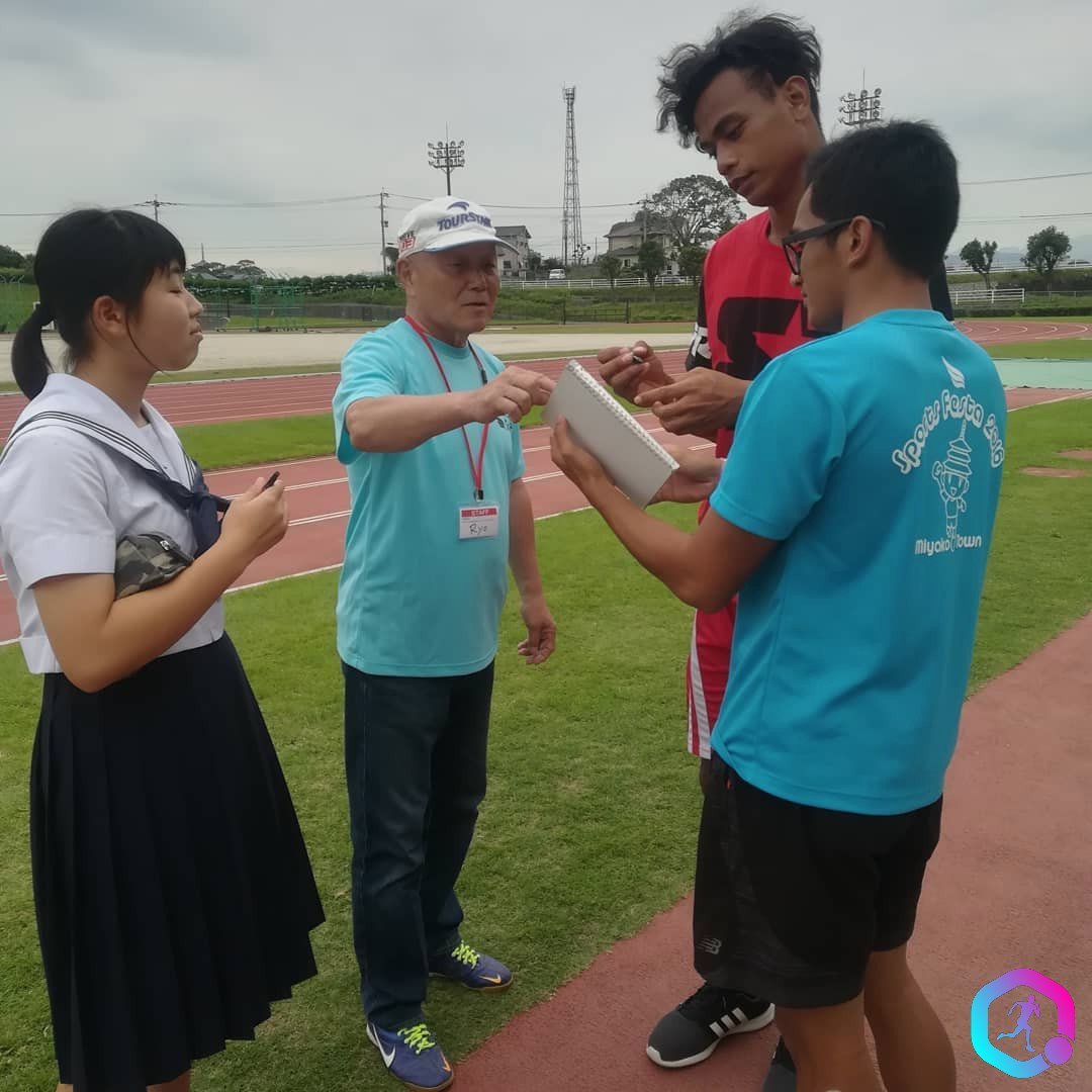 Lataisi-Mwea-The-High-Jumper-chatting-to-his-coaches Lataisi Mwea High jumper chatting to coaches