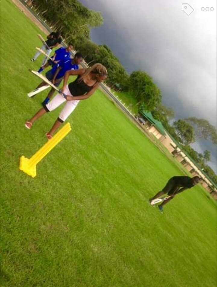 Vusumuzi-T-Sithole-coach Vusumuzi-T-Sithole-holding-bat