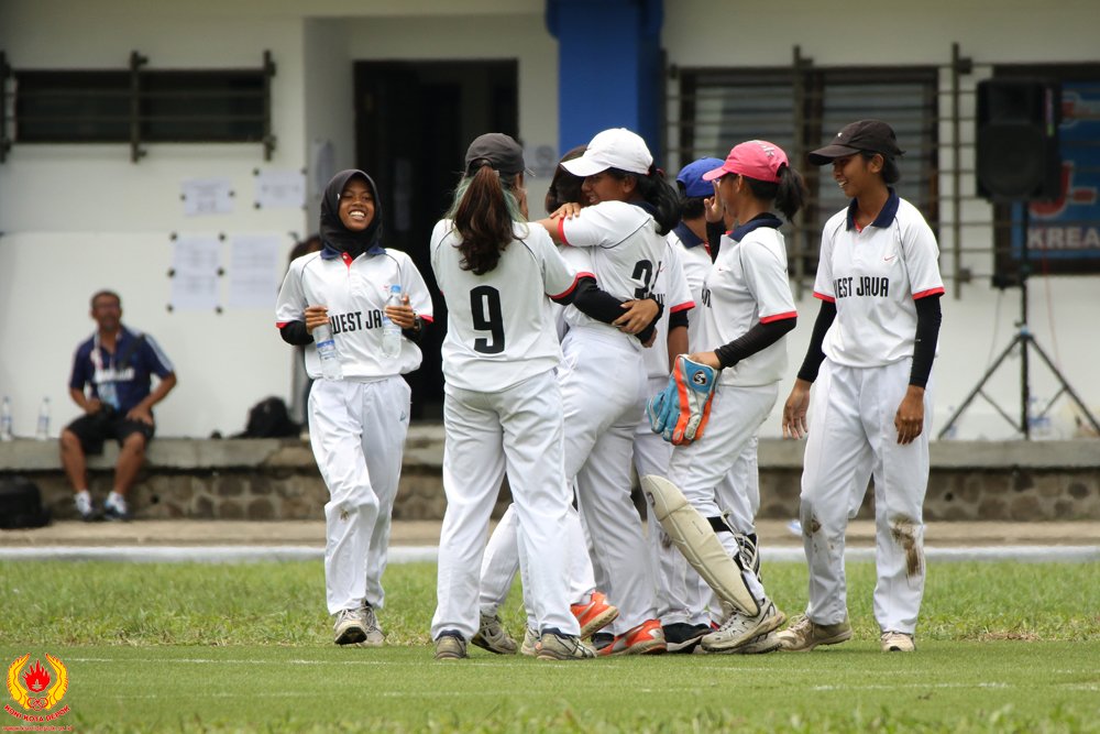 Tazkia Dornes with herCricket team