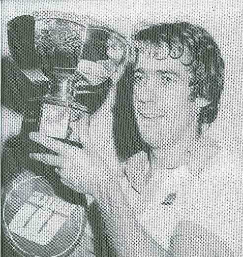 Geoff Hunt lifts a trophy after defeating Qamar Zaman Australia