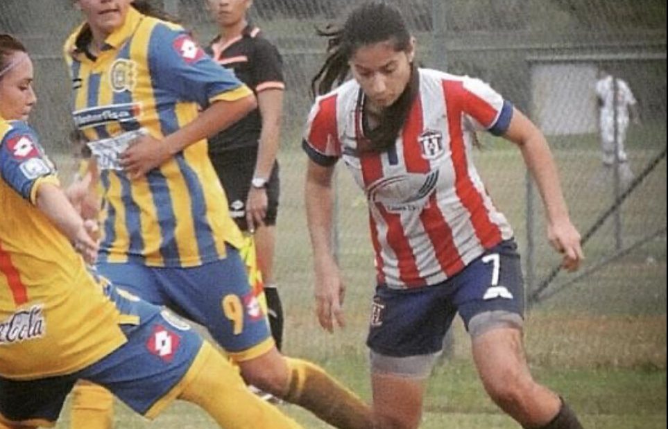 Lorena Soto passes the ball.