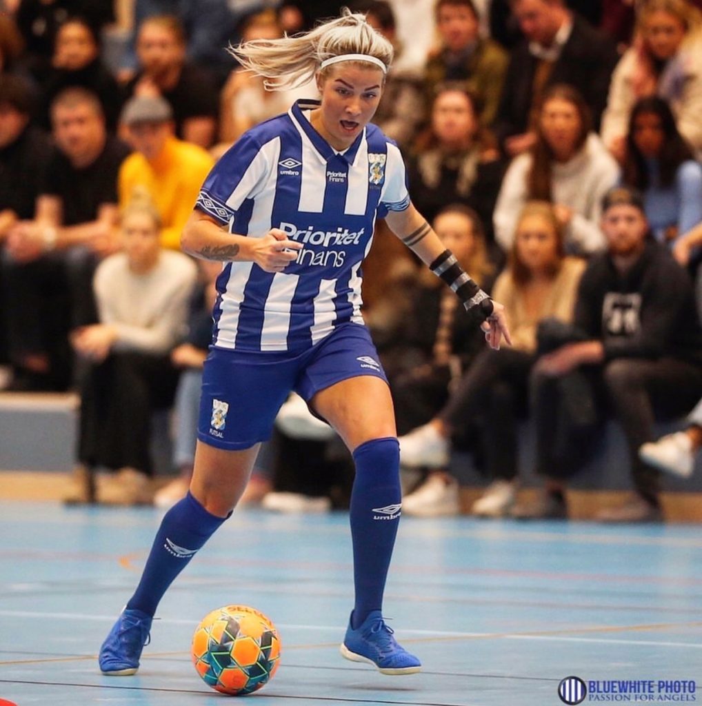 Nanna Jansson playing a futsal match